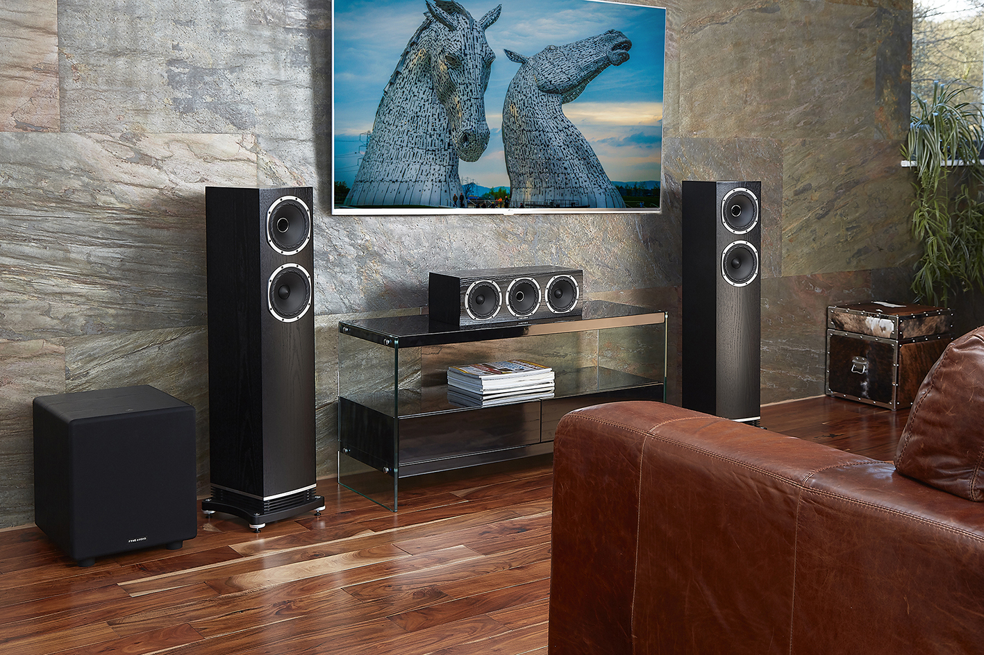 F501_F3-Lifestyle-HomeTheatre-BlackOak-GrilleOff