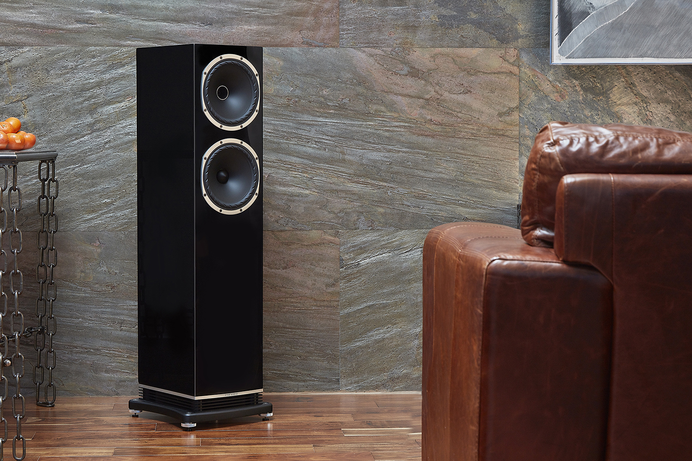 F502-Lifestyle -GlossBlack-GrilleOff