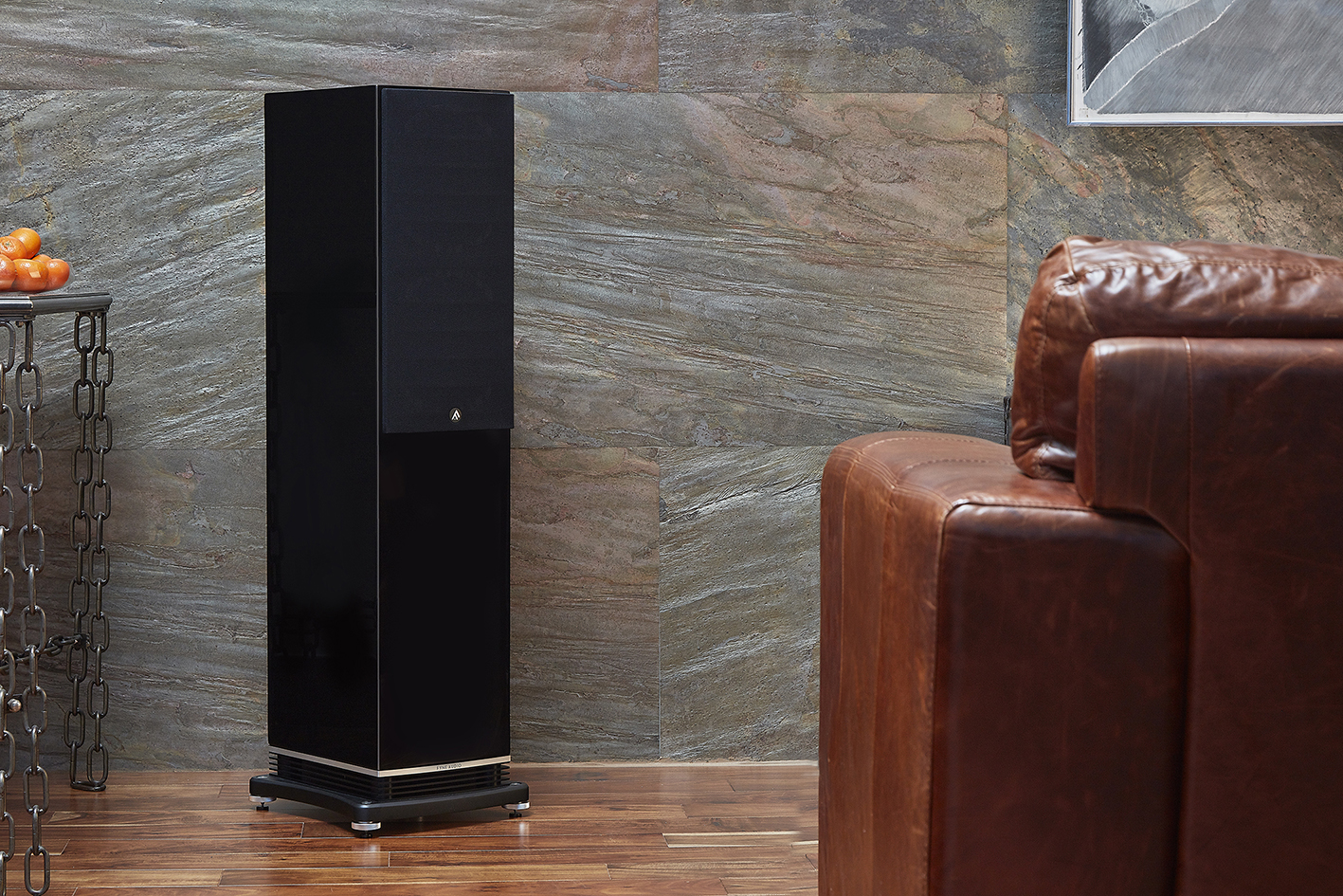 F502-Lifestyle-GlossBlack-GrilleOn
