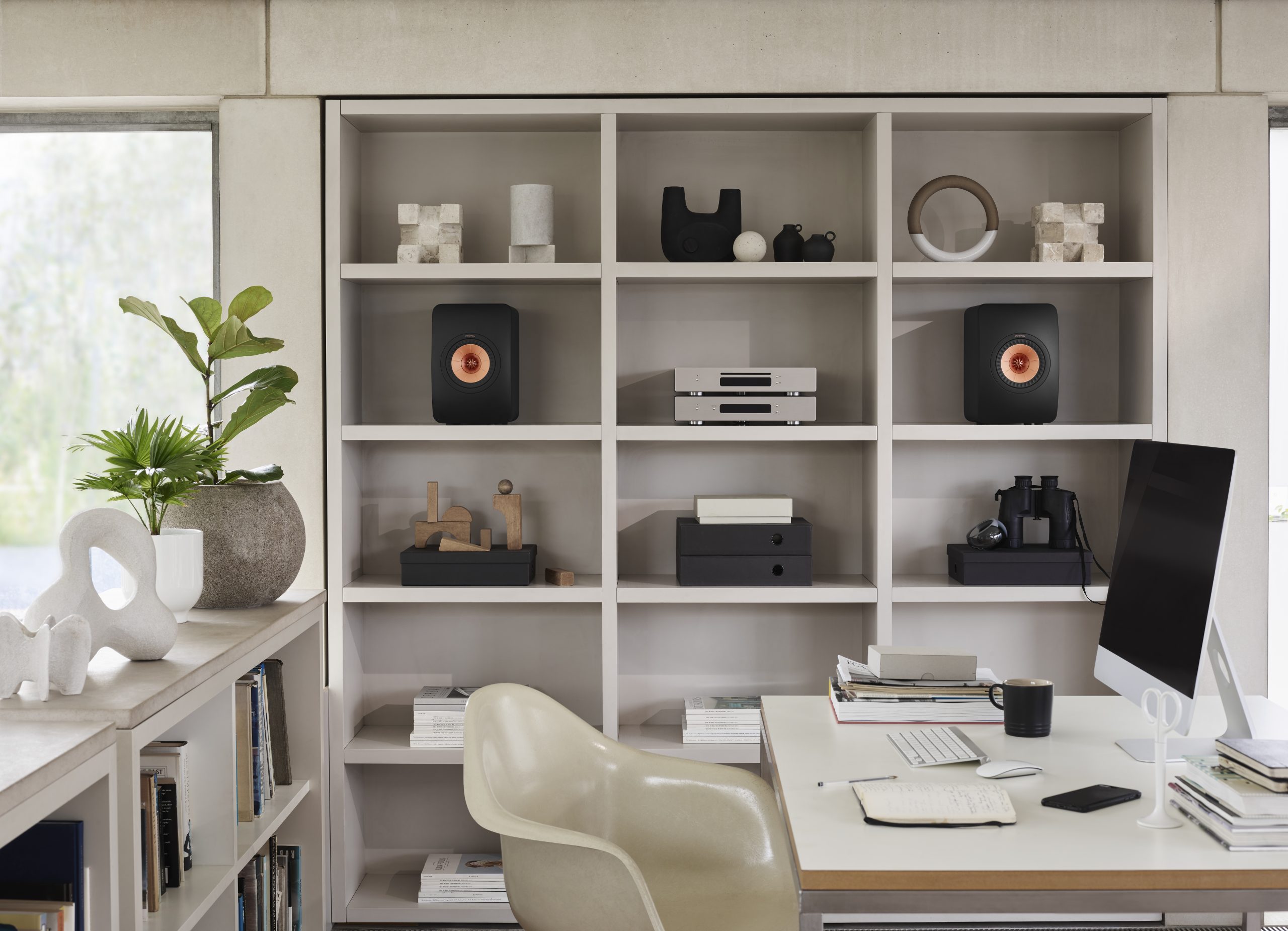 KEF_Lifestyle_LS50Meta_CarbonBlack_Studyroom_r1 - Copy
