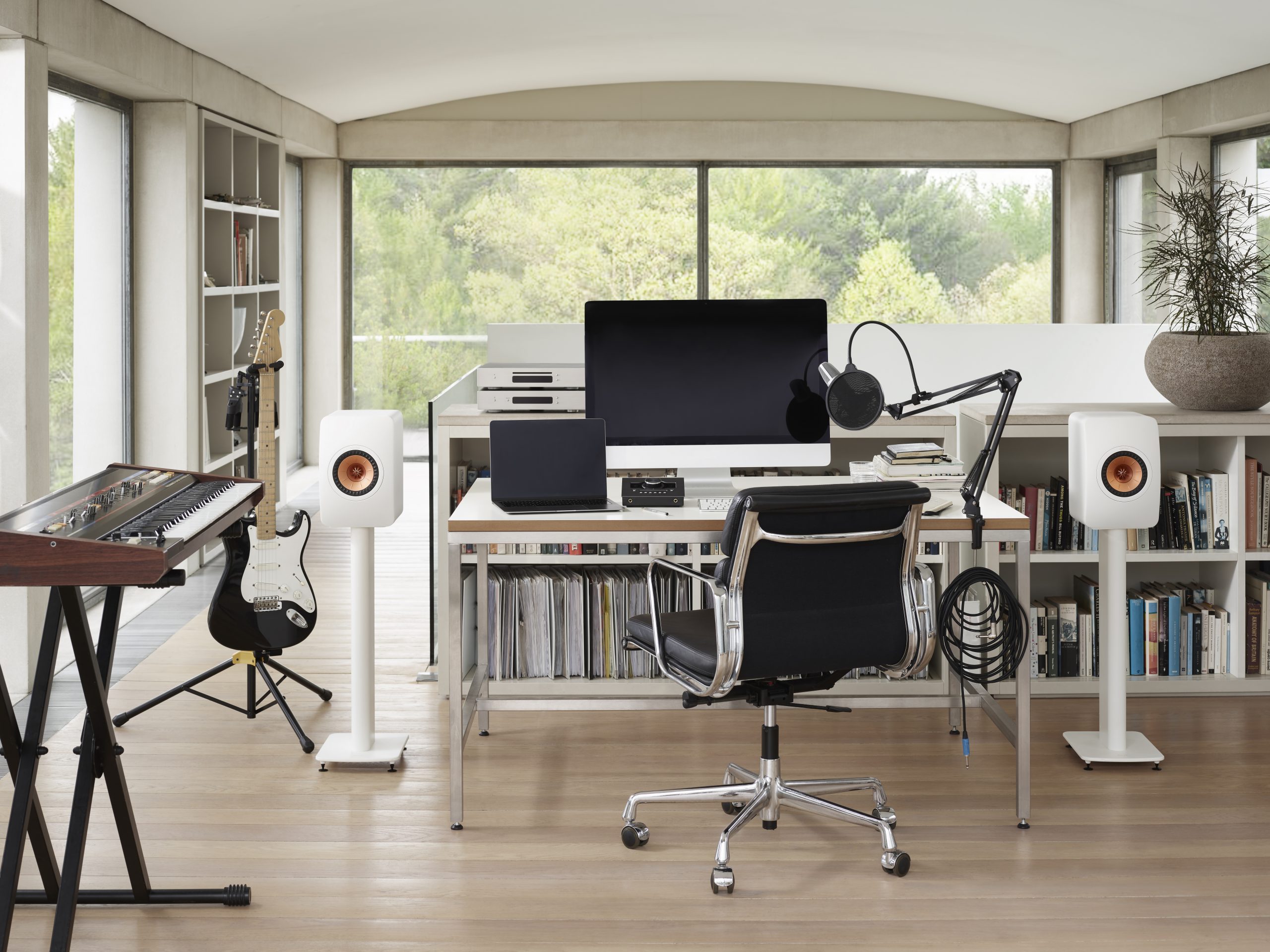 KEF_Lifestyle_LS50Meta_MineralWhite_HomeStudio - Copy
