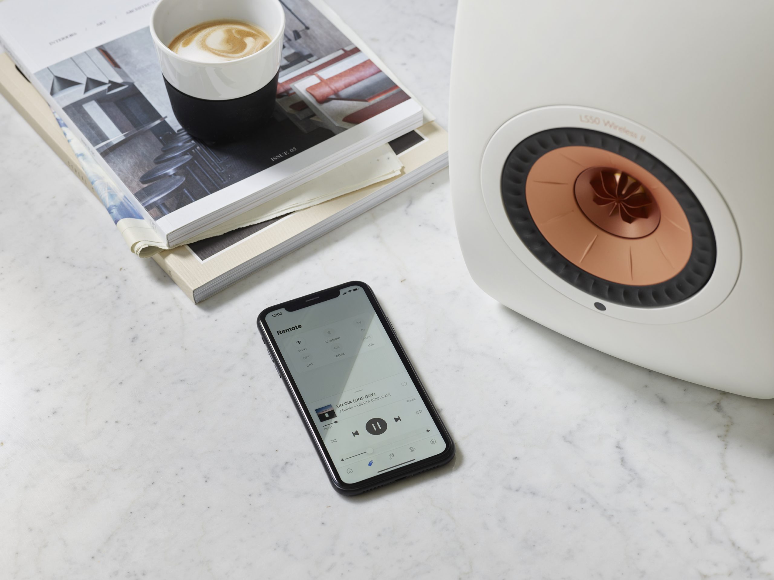 KEF_Lifestyle_LS50WirelessII_MineralWhite_Smartphone
