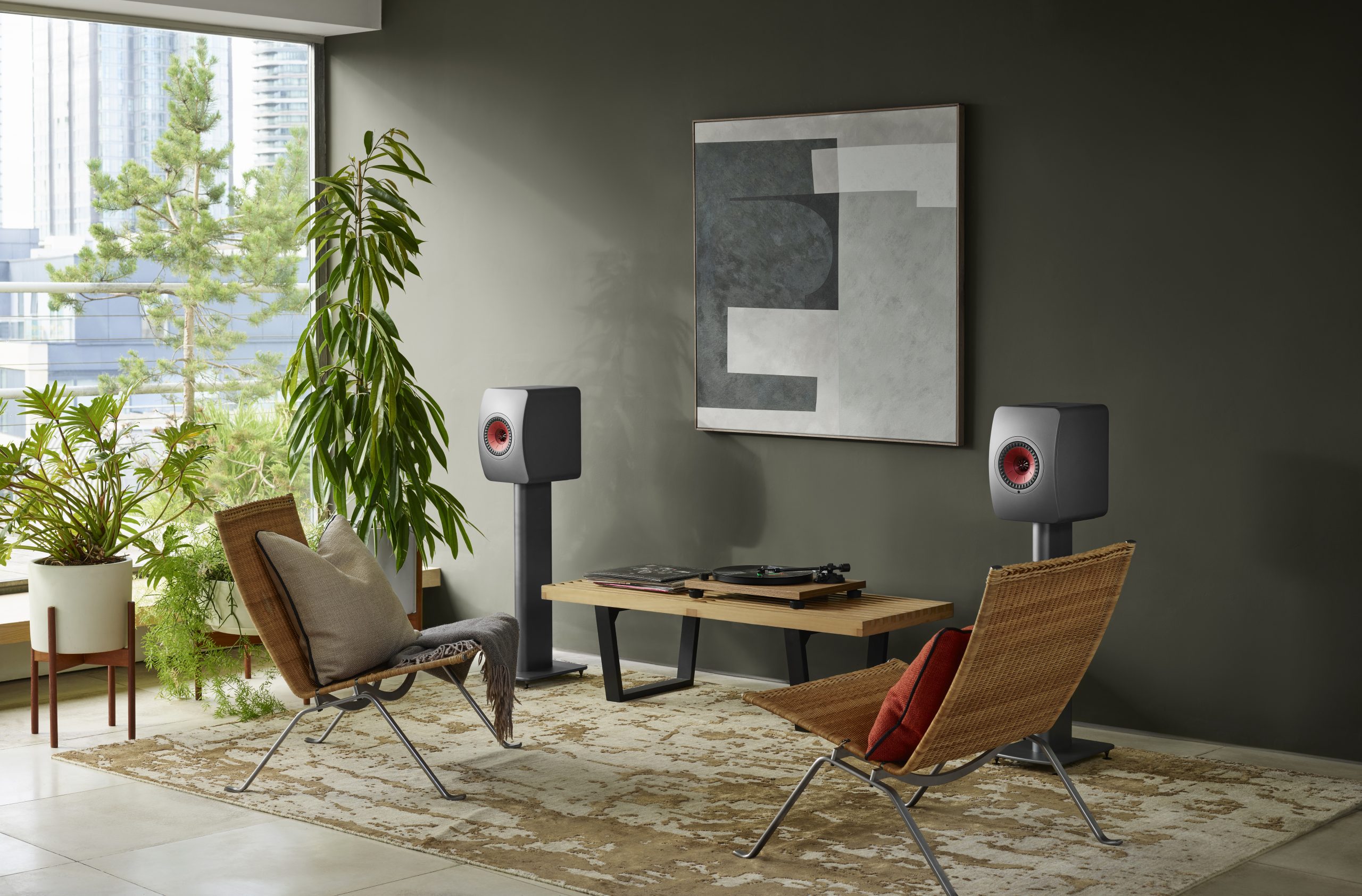 KEF_Lifestyle_LS50WirelessII_TitaniumGrey_LivingRoom_CasualSeating_r1