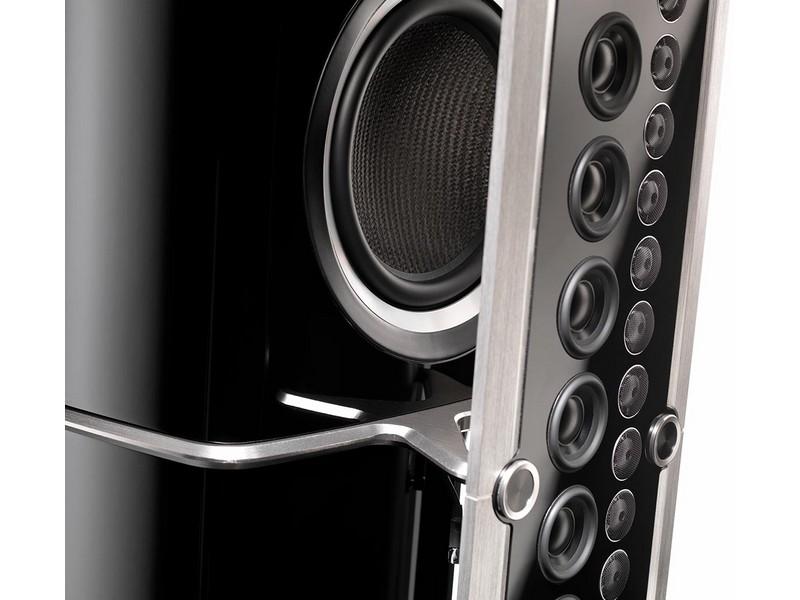 XRT21K_Line_Array_Close_Up2_1024x1024