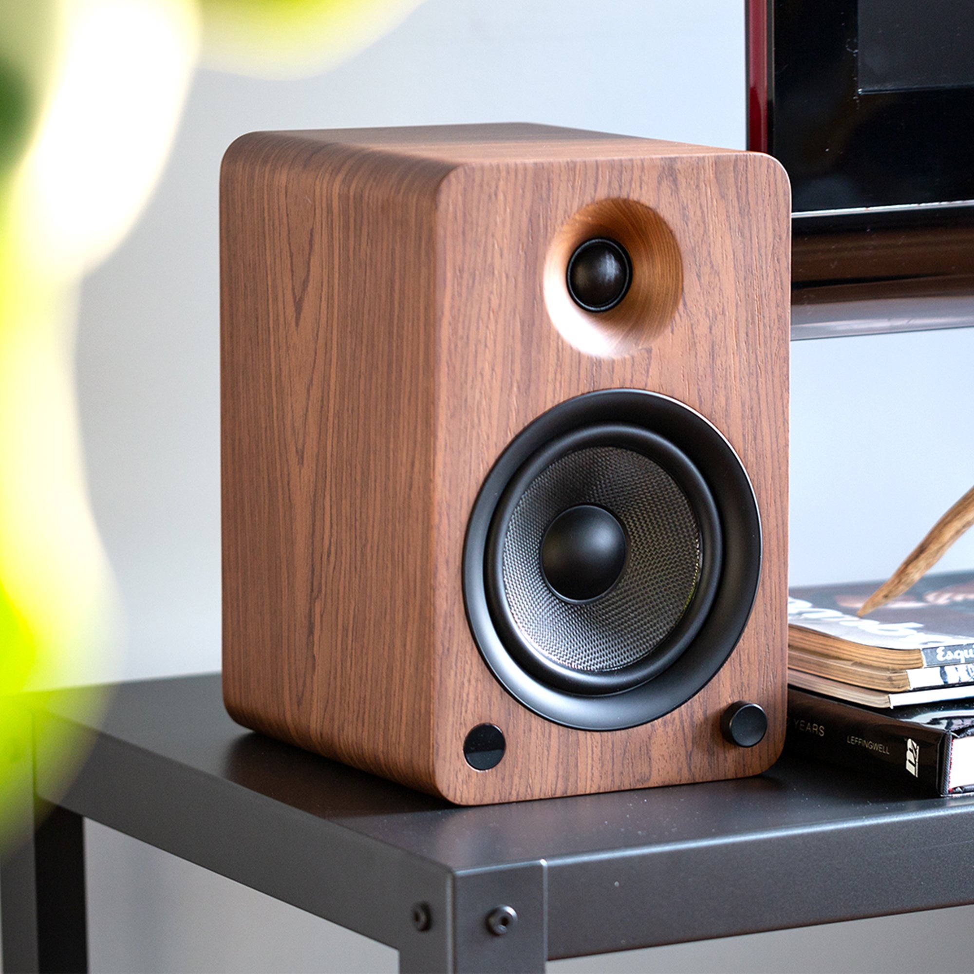 YU6WALNUT_IMG08_Lifestyle3_Square.jpg