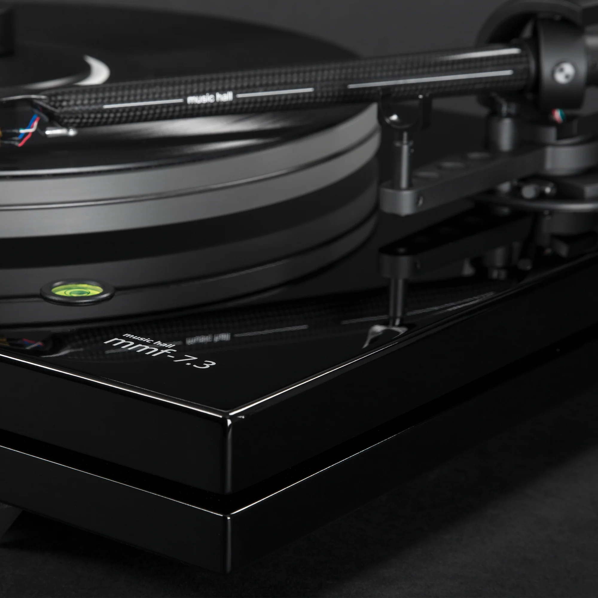 Music_Hall_MMF_7_3_0006_Music_Hall_MMF_7_3_Turntable_Piano_Black_Detail_1