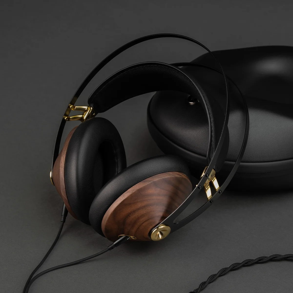 Meze-99Classics-V2-headphone-03