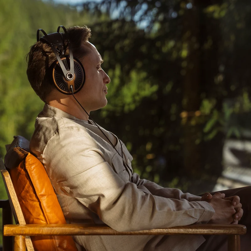 Meze-Audio-105-SILVA-headphone-05